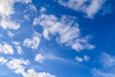 Güzel beyaz ve tüylü kümülüs bulutları Derin mavi gökyüzünde