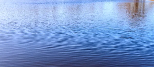 Prachtige Gladde Water Oppervlakte Textuur Met Kleine Golven Zonlicht Reflecties — Stockfoto