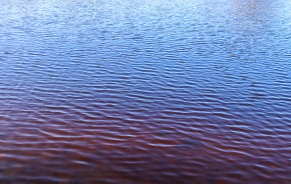 Schöne Glatte Oberflächenstruktur Des Wassers Mit Kleinen Wellen Und Reflexionen — Stockfoto