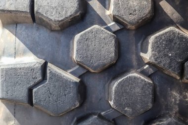 Büyük lastik tekerleklerdeki derin lastik izlerini kapat.