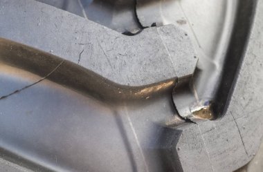 Büyük lastik tekerleklerdeki derin lastik izlerini kapat.