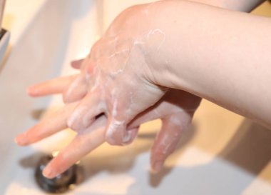 Coronavirus 2019-ncov salgını için sabun önleyicisiyle ellerini temizleme ve yıkama