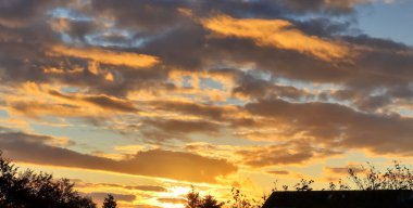 Sarı ve turuncu renkli bir gölde güzel ve romantik bir gün batımı