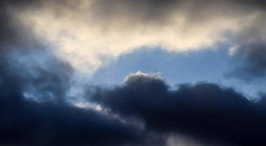 Yaklaşan fırtınadan hemen önce gökyüzünde kara bulutlar