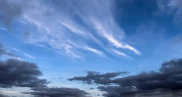 Nuages Sombres Dans Ciel Bleu Juste Avant Une Tempête — Photo