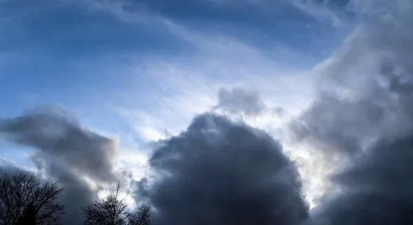 Nubes Oscuras Cielo Azul Justo Antes Una Tormenta —  Fotos de Stock