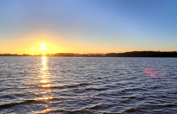 Silhouette Lago Con Bellissimo Tramonto Arancione — Foto Stock