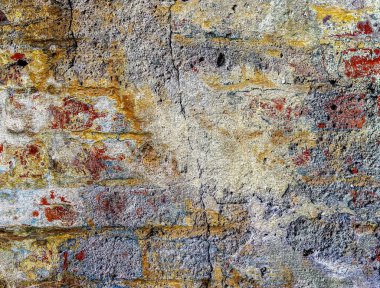 Londra 'da çatlaklar bulunan çok eski ve yıpranmış tuğla duvarların detaylı yakın görüntüsü