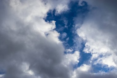 Güzel beyaz ve kabarık bulutlar Derin mavi güneşli bir gökyüzünde