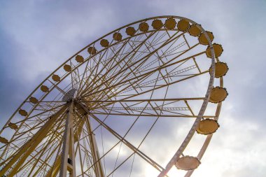 Kuzey Almanya 'daki Kiels haftasında büyük beyaz dönme dolap bulundu.