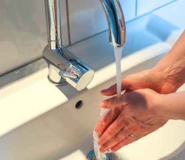 Coronavirus 2019-ncov salgını için sabun önleyicisiyle ellerini temizleme ve yıkama