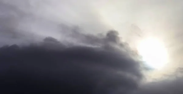 Vackra Solljus Strålar Genom Fantastisk Molnlandskap Himlen — Stockfoto