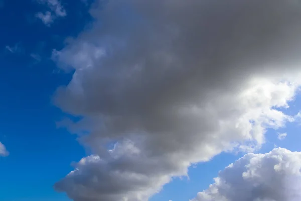 Hermosas Nubes Blancas Esponjosas Cielo Azul Día Soleado Verano —  Fotos de Stock