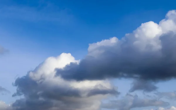 Beaux Nuages Blancs Moelleux Dans Ciel Bleu Par Une Journée — Photo