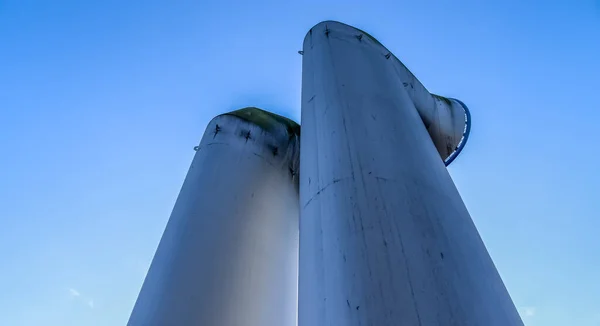 Industriële Pijpen Van Staal Voor Een Blauwe Hemel — Stockfoto