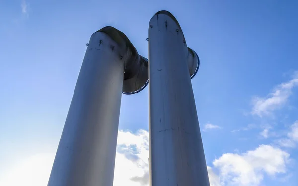 Tubos Industriais Feitos Aço Frente Céu Azul — Fotografia de Stock