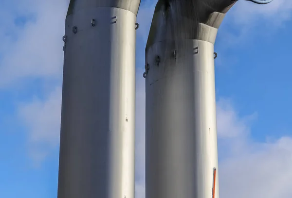 青い空の前で鋼製の工業用パイプ — ストック写真