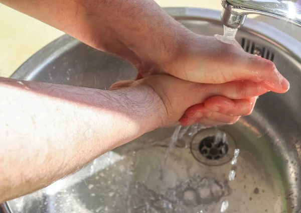 Mãos Lavadas Masculinas Com Homem Sabão Para Prevenção Parar Propagação — Fotografia de Stock