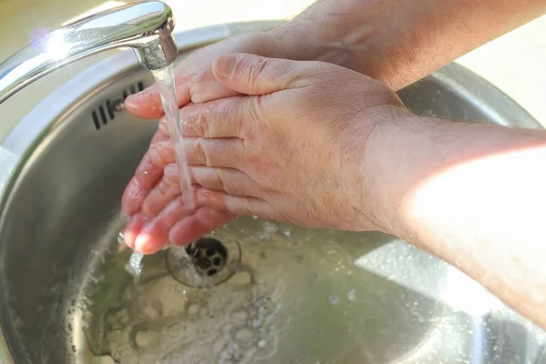 Mężczyzna Myje Ręce Człowiekiem Mydłem Celu Zapobiegania Zatrzymać Rozprzestrzenianie Się — Zdjęcie stockowe