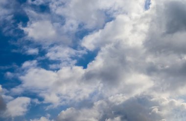 Koyu mavi bir yaz gökyüzünde güzel, tüylü bulutlar.