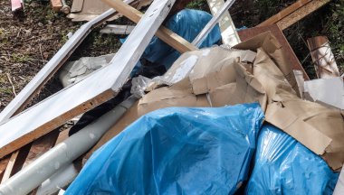 Çevre kirliliği, birinin çöplerini attığı bir sokakta bulundu.