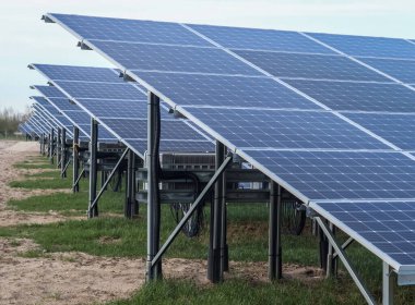Almanya 'da büyük bir parkta güneş modülleriyle temiz enerji üretiyor.