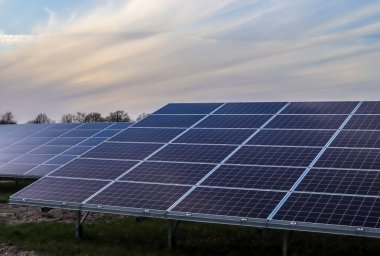 Almanya 'da büyük bir parkta güneş modülleriyle temiz enerji üretiyor.