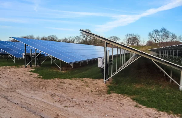 Generowanie Czystej Energii Modułów Słonecznych Dużym Parku Niemczech — Zdjęcie stockowe