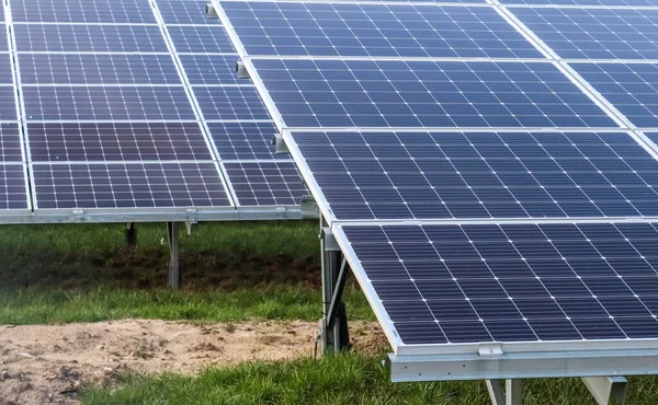 Almanya Büyük Bir Parkta Güneş Modülleriyle Temiz Enerji Üretiyor — Stok fotoğraf