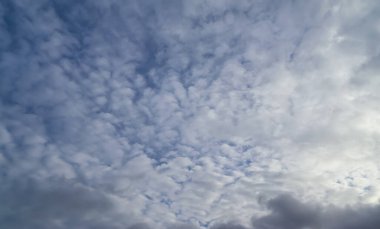 Gün batımında parlayan güneş ışığıyla güzel bulut oluşumları