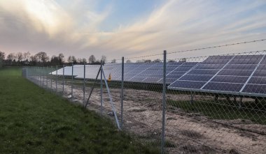 Yenilenebilir enerji parkındaki güneş panellerini kapat