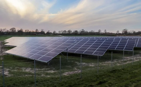 Zavřít Pohled Solární Panely Parku Obnovitelných Zdrojů Energie — Stock fotografie