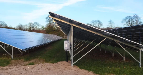 Blick Aus Nächster Nähe Auf Sonnenkollektoren Einem Park Für Erneuerbare — Stockfoto