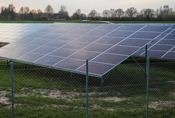 Widok Bliska Panele Słoneczne Parku Energii Odnawialnej — Zdjęcie stockowe