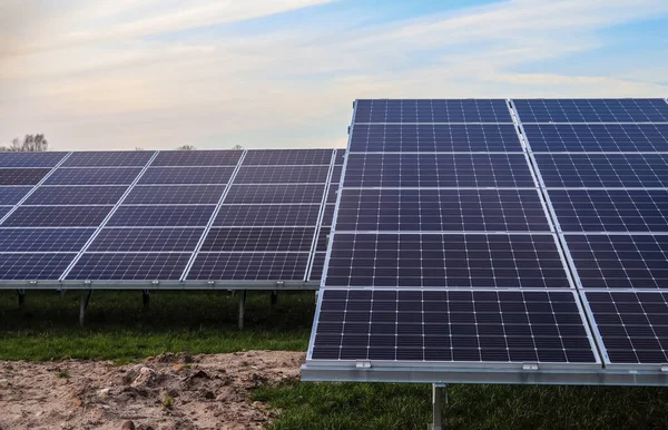 Yenilenebilir Enerji Parkındaki Güneş Panellerini Kapat — Stok fotoğraf