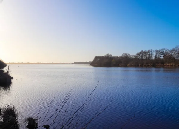 Bela Vista Lago Dia Ensolarado Com Céu Azul Reflexões Sobre — Fotografia de Stock