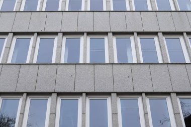 Kuzey Avrupa 'da bulunan modern iş binalarının cephelerine yakından bakın