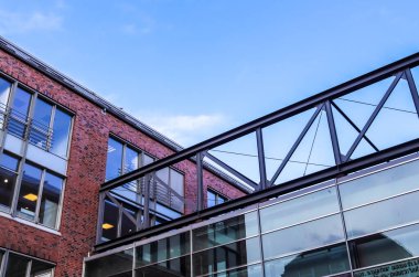 Kuzey Avrupa 'da bulunan modern iş binalarının cephelerine yakından bakın