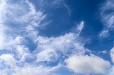 Derin mavi gökyüzünde çarpıcı bir sirrus bulutu oluşumu.