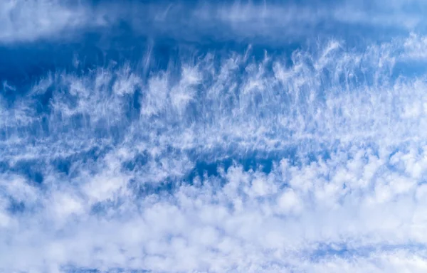 深い青空の中での見事なサークル雲の形成パノラマ — ストック写真