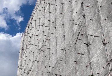 Yeni bir apartman bloğunda çalışma platformları oluşturuluyor