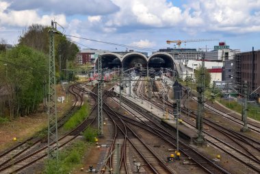 Kiel Almanya 'nın perspektifinden trenler ve demiryolu raylarıyla tren istasyonunun çarpıcı manzarası