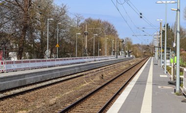 Kiel Almanya 'nın perspektifinden trenler ve demiryolu raylarıyla tren istasyonunun çarpıcı manzarası
