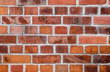 Tarihi binaların yaşlanmış ve yıpranmış kırmızı tuğlalı duvarlarının manzarasını kapat