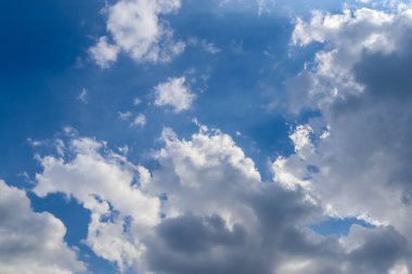 Koyu mavi bir yaz gökyüzünde güzel, tüylü bulutlar.