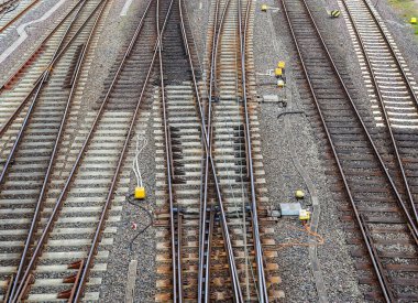 Bakış açısına göre bir tren istasyonunda birden fazla demiryolu hattı var.