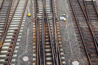 Bakış açısına göre bir tren istasyonunda birden fazla demiryolu hattı var.