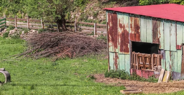 Old Aged Weathered Little Farmhouse Shed Green Field — Stock Photo, Image