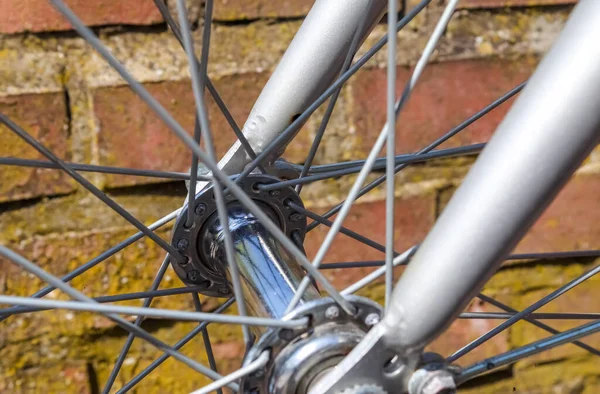 Metal Telli Bisiklet Tekerleğinin Manzarasını Kapat — Stok fotoğraf