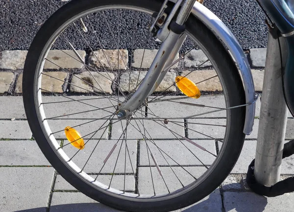 Vista Perto Uma Roda Bicicleta Com Raios Metal — Fotografia de Stock